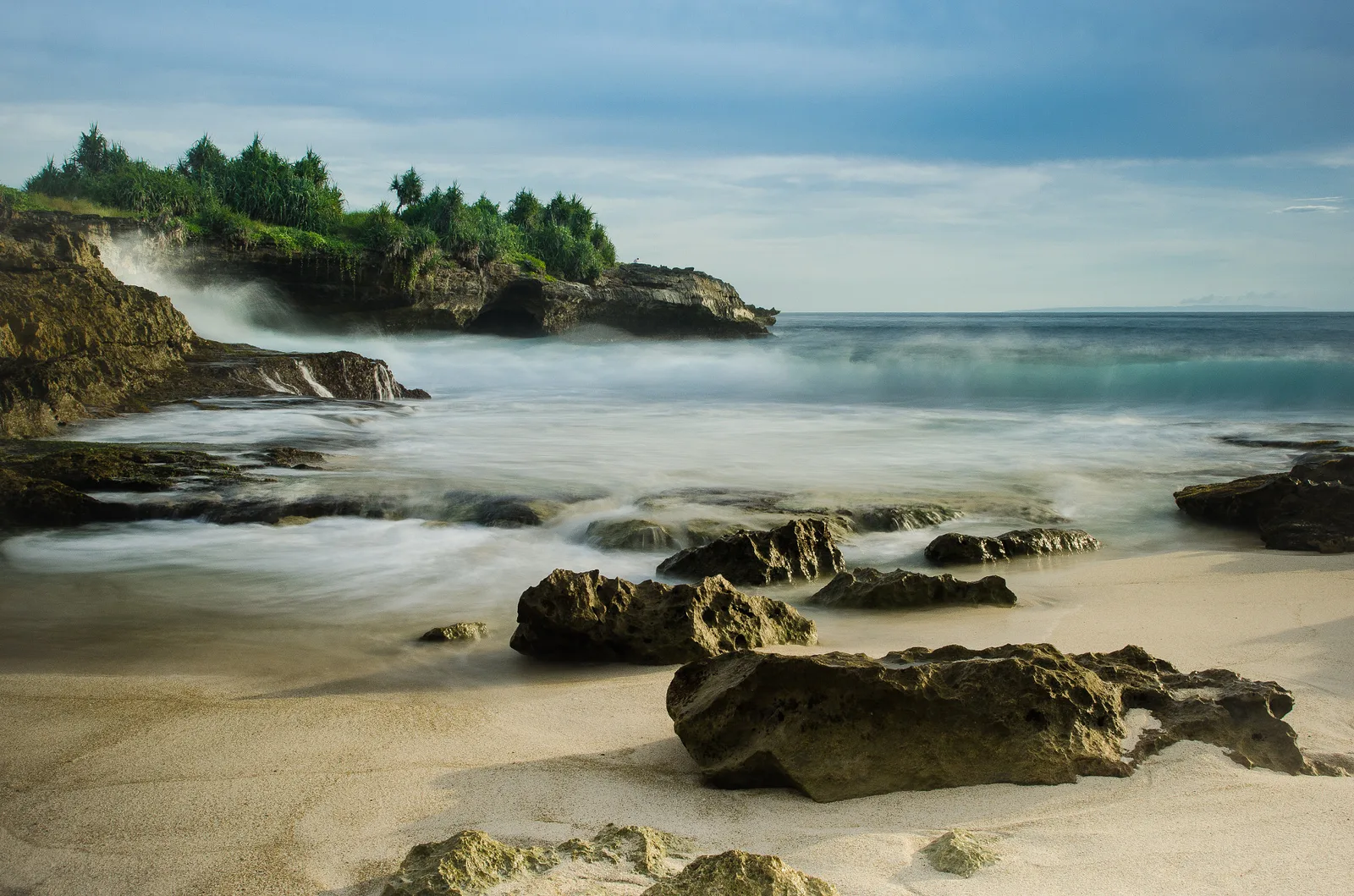 Pesisir berbatu dan laut pada foto arsip Arnas Goldberg